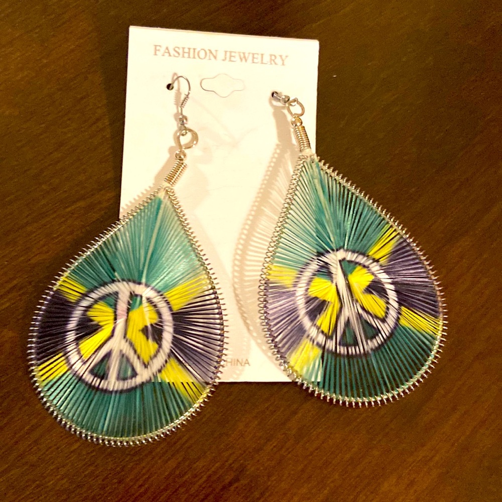 Stylish earrings , Straight from Jamaica… Peace with the flag colors.